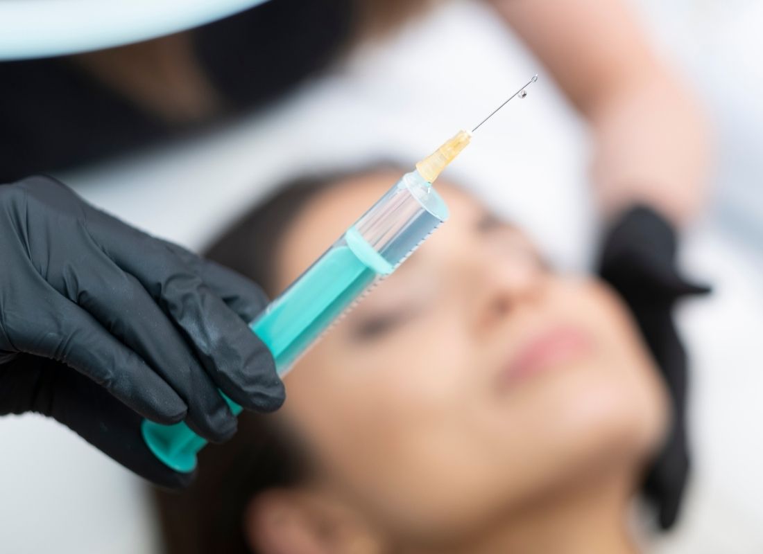 Mezoterapia igłowa oczu w Gdańsku – skuteczna metoda na cienie, obrzęki i zmarszczki pod oczami. Poznaj przebieg, efekty i wskazania zabiegu.